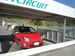 ピットにたたずむトゥインゴGT