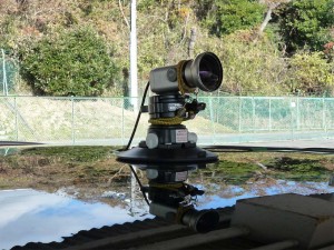 屋根に取り付けたビデオカメラ